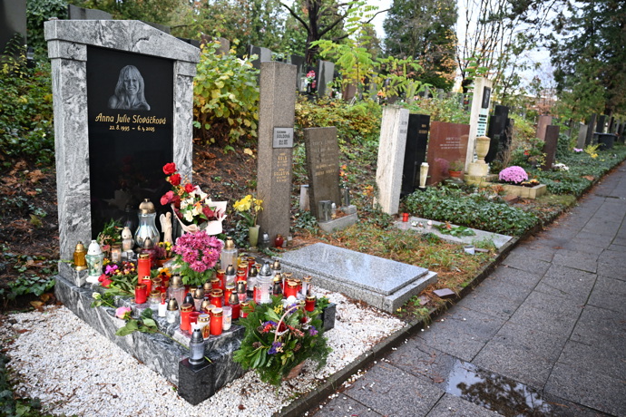 FOTO: Anička Slováčková má svůj hrobeček na Vinohradském hřbitově. – stránka 12