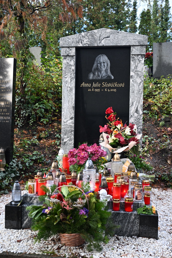 FOTO: Anička Slováčková má svůj hrobeček na Vinohradském hřbitově. – stránka 9