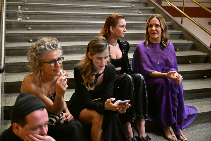 FOTO: Dámy seděly na schodech. – stránka 8