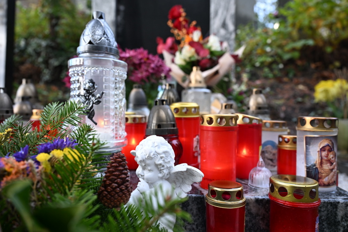 FOTO: Anička Slováčková má svůj hrobeček na Vinohradském hřbitově. – stránka 8