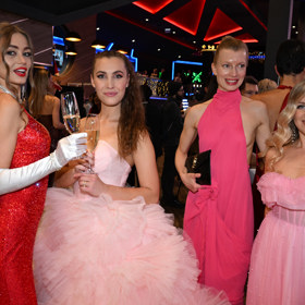 Kateřina Kleinová se svými kolegyněmi z Bachelora 2025.