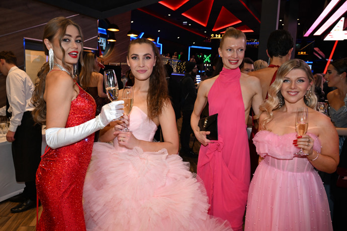 FOTO: Účastnice Bachelora. – stránka 115
