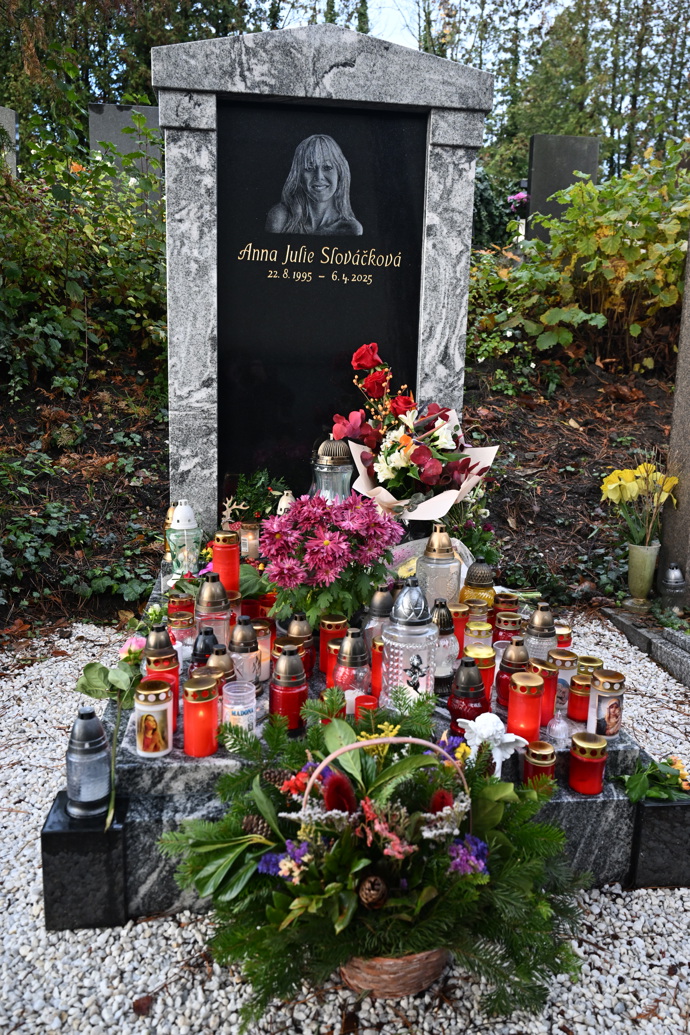 FOTO: Anička Slováčková má svůj hrobeček na Vinohradském hřbitově. – stránka 5