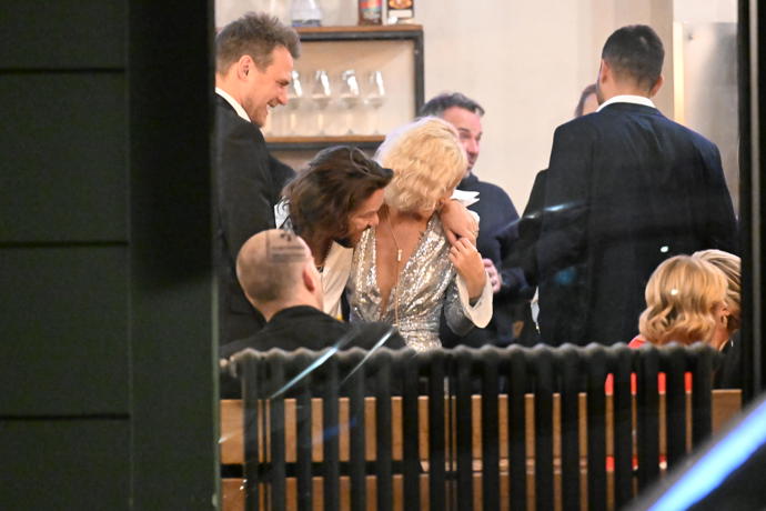 FOTO: Richard Krajčo se od své ženy nehnul ani na krok. – stránka 23