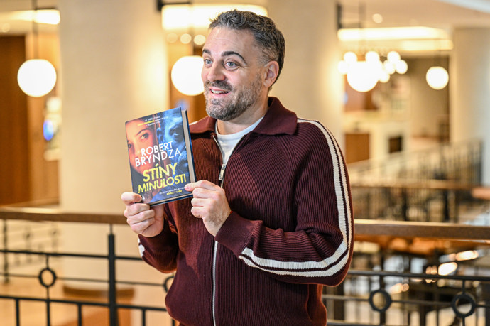 FOTO: Britský spisovatel Robert Bryndza představil v Praze svou novou knihu. – stránka 14