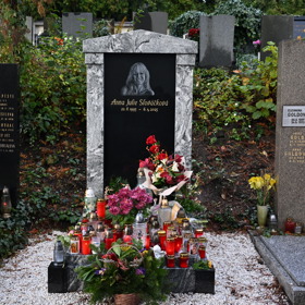 Anička Slováčková má svůj hrobeček na Vinohradském hřbitově.