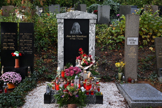 FOTO: Anička Slováčková má svůj hrobeček na Vinohradském hřbitově. – stránka 4