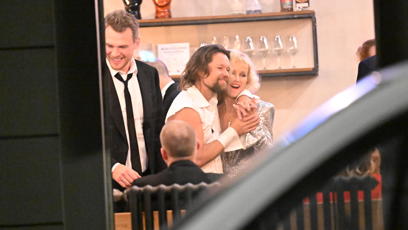 FOTO: Zpěvák a režisérka v družném rozhovoru s přáteli.