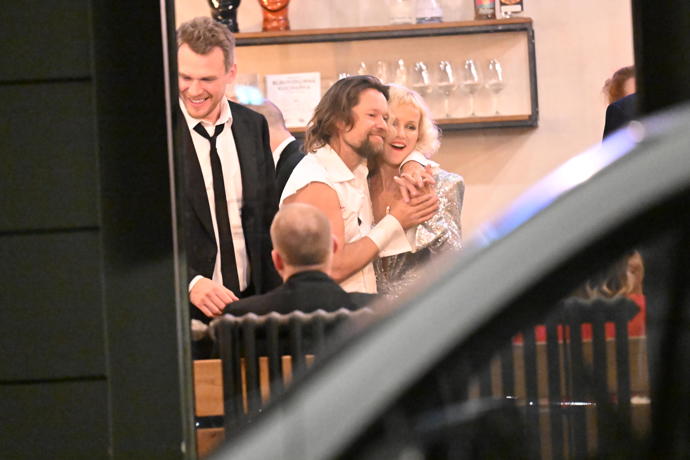 FOTO: Zpěvák a režisérka v družném rozhovoru s přáteli. – stránka 20