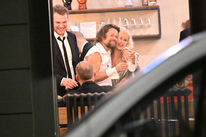 FOTO: Richard Krajčo s úsměvem objímá svou manželku. – stránka 19