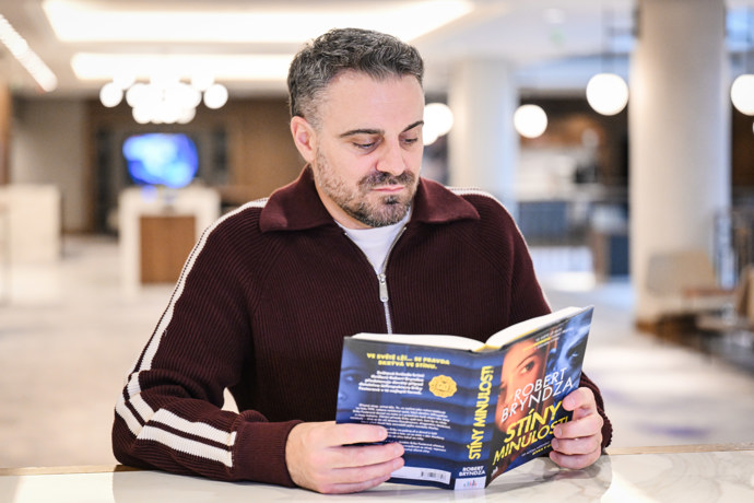 FOTO: Britský spisovatel Robert Bryndza představil v Praze svou novou knihu. – stránka 13