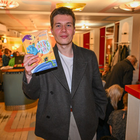 Daniel Krejčík na křtu knihy Rozverné básničky.