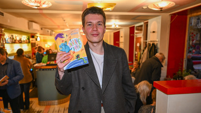 FOTO: Daniel Krejčík na křtu knihy Rozverné básničky.