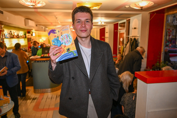 FOTO: Daniel Krejčík na křtu knihy Rozverné básničky. – stránka 26