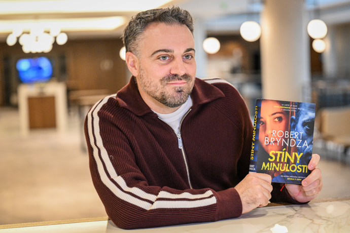 FOTO: Britský spisovatel Robert Bryndza představil v Praze svou novou knihu. – stránka 12