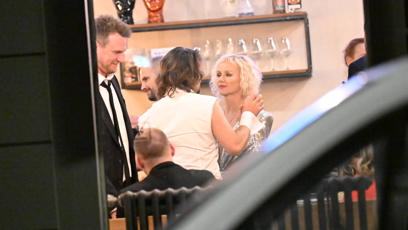 FOTO: Pár si nenechal ujít neformální část oslav.