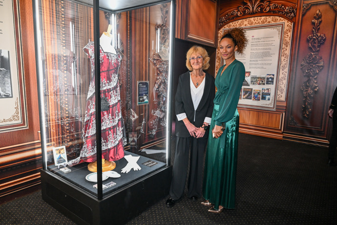 FOTO: Lejla Abbasová s maminkou. – stránka 59