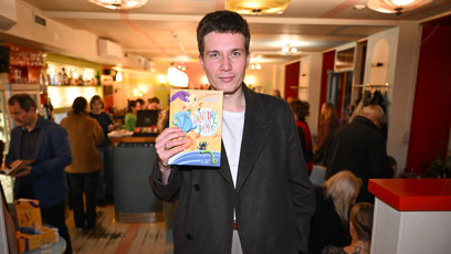 FOTO: Daniel Krejčík pokřtil knihu Rozverné básničky.