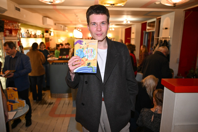 FOTO: Daniel Krejčík pokřtil knihu Rozverné básničky. – stránka 25