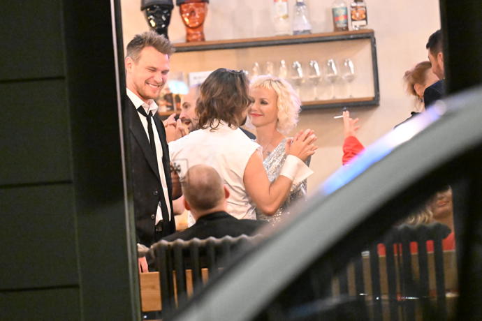 FOTO: Pár si připíjí na úspěchy v anketě. – stránka 18