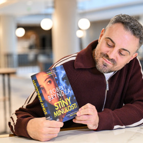 Britský spisovatel Robert Bryndza představil v Praze svou novou knihu.