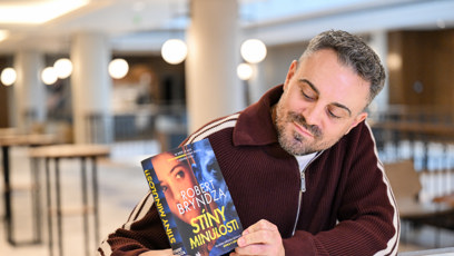 FOTO: Britský spisovatel Robert Bryndza představil v Praze svou novou knihu.