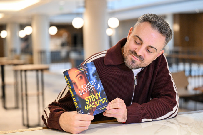 FOTO: Britský spisovatel Robert Bryndza představil v Praze svou novou knihu. – stránka 4