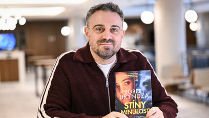 FOTO: Britský spisovatel Robert Bryndza představil v Praze svou novou knihu.