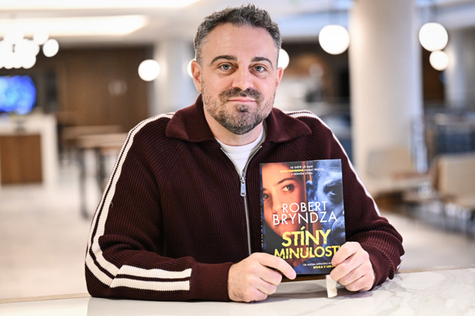 FOTO: Britský spisovatel Robert Bryndza představil v Praze svou novou knihu. – stránka 11
