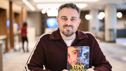 FOTO: Britský spisovatel Robert Bryndza představil v Praze svou novou knihu.