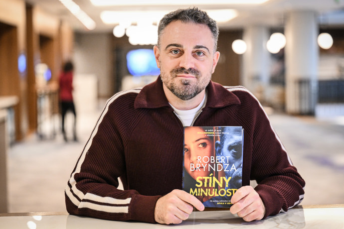 FOTO: Britský spisovatel Robert Bryndza představil v Praze svou novou knihu. – stránka 10