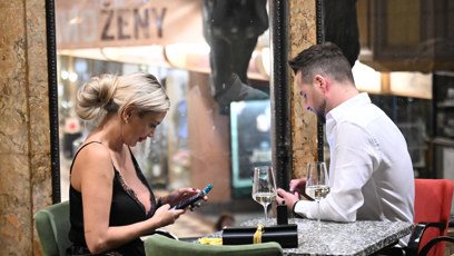 FOTO: Denise Ayverdi s kamarádem.