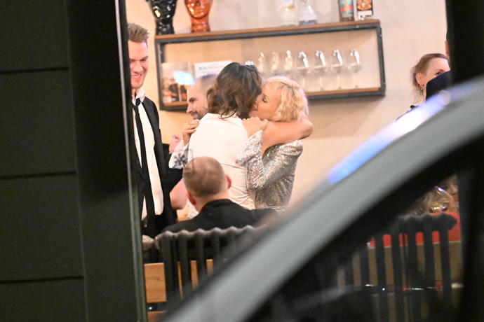 FOTO: Richard Krajčo v objetí své ženy Karin. – stránka 15