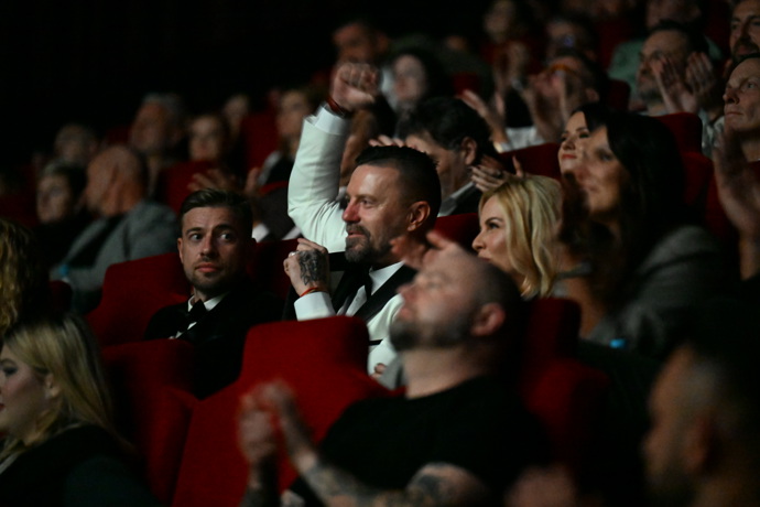 FOTO: Dojatý Tomáš Řepka po premiéře. – stránka 13