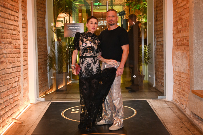 FOTO: Dorazila i Kateřina Hrachovcová s partnerem. – stránka 28