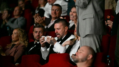 FOTO: Řepka si utírá slzy, film ho hluboce zasáhl.