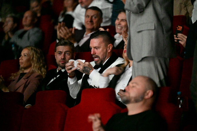 FOTO: Řepka si utírá slzy, film ho hluboce zasáhl. – stránka 12