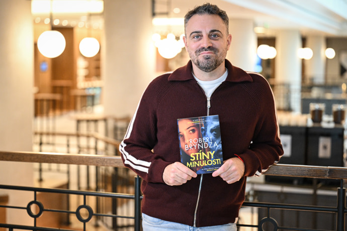 FOTO: Britský spisovatel Robert Bryndza představil v Praze svou novou knihu. – stránka 9