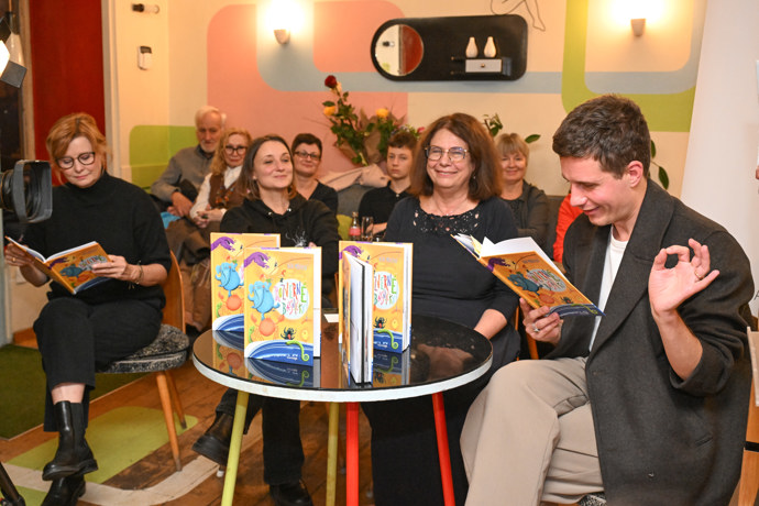 FOTO: Daniel Krejčík přečetl z knihy básničku. – stránka 21