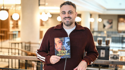 FOTO: Britský spisovatel Robert Bryndza představil v Praze svou novou knihu.