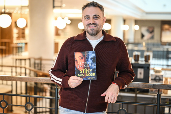FOTO: Britský spisovatel Robert Bryndza představil v Praze svou novou knihu. – stránka 8
