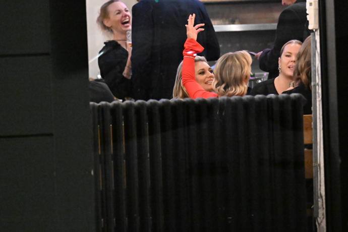 FOTO: Lucie Borhyová na afterparty. – stránka 99