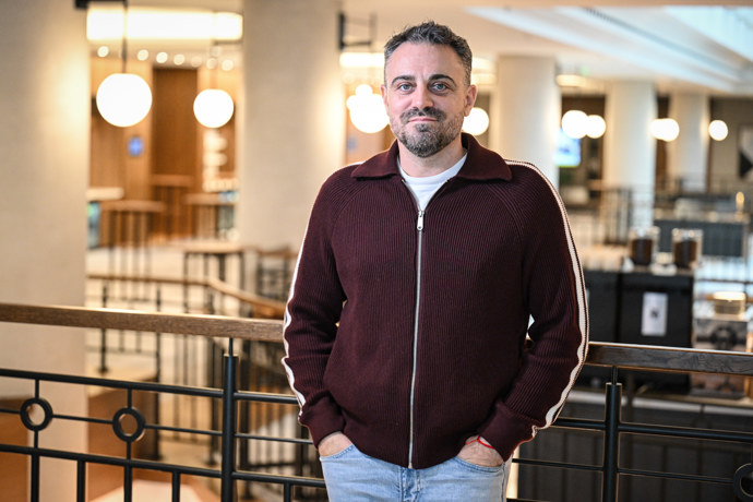 FOTO: Britský spisovatel Robert Bryndza představil v Praze svou novou knihu. – stránka 7