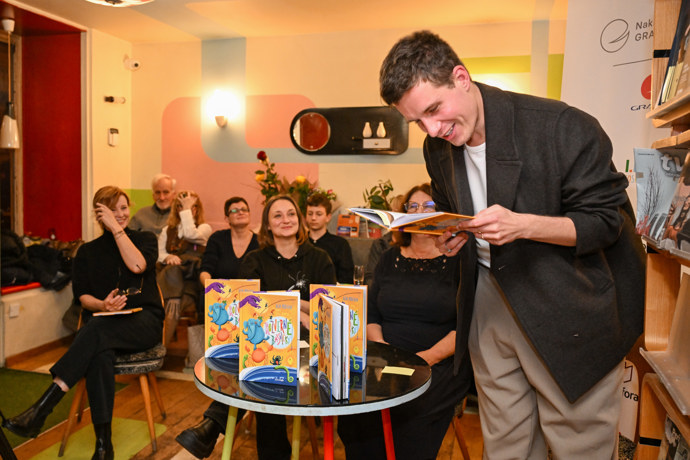 FOTO: Daniel Krejčík během čtení. – stránka 20