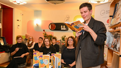 FOTO: Daniel Krejčík na křtu knihy Rozverné básničky.