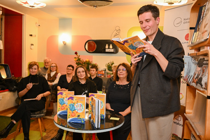 FOTO: Daniel Krejčík na křtu knihy Rozverné básničky. – stránka 19