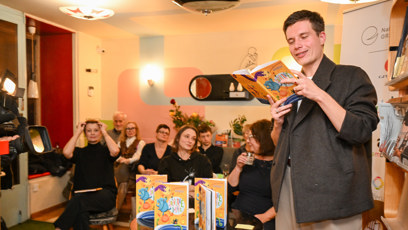 FOTO: Herec Daniel Krejčík na křtu knihy Rozverné básničky.