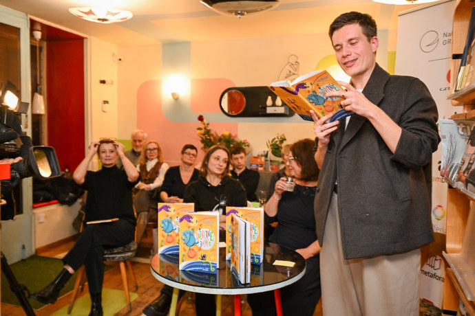 FOTO: Herec Daniel Krejčík na křtu knihy Rozverné básničky. – stránka 18