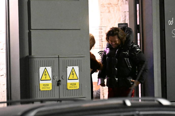 FOTO: Krajčo se ženou při odchodu. – stránka 8