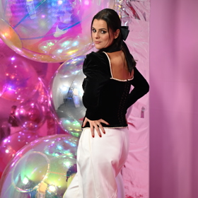 V topu částečně ukázala holá záda. 